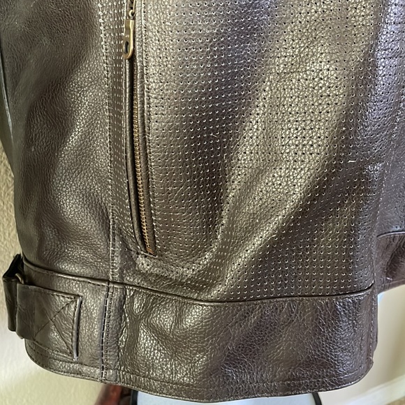 Mens BILT leather perforated motorcycle jacket with back shoulder & elbow armor. - Picture 6 of 13